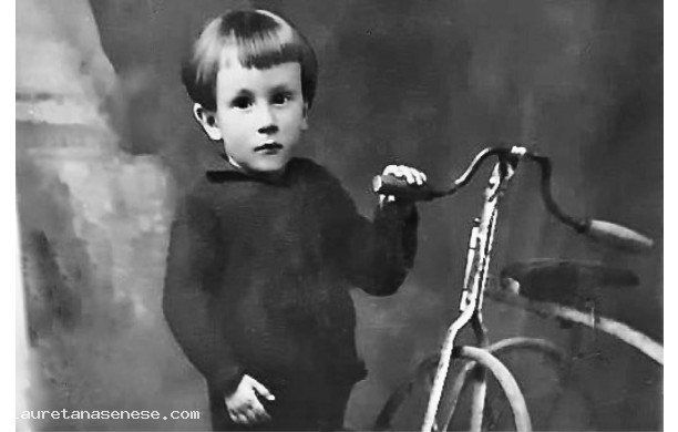 1927, Luned 9 Maggio - Un aspirante ciclista di 3 anni