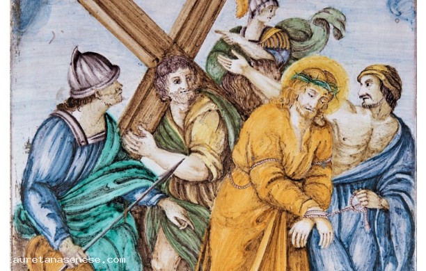 Via Crucis, Stazione 05 - Ges  aiutato a portare la croce da Simone di Cirene