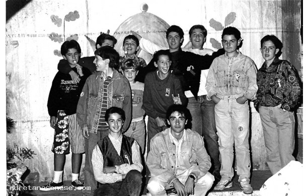 1990 – Giovani contradaioli sul palco allestito per la cena propiziatoria