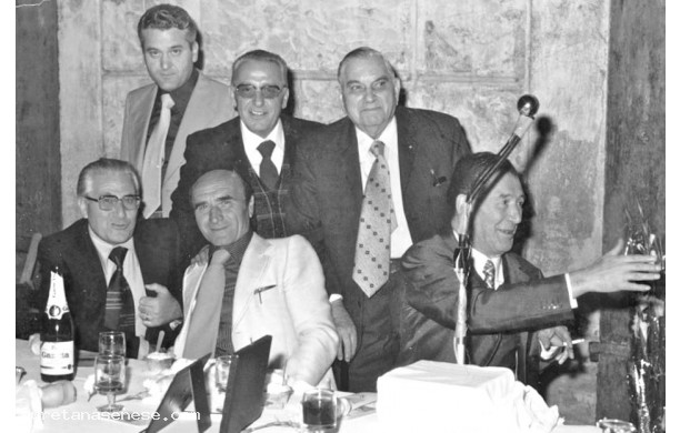 1977 -3- Garbo dOro, foto di gruppo con i membri della Pro Loco