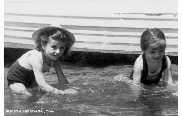 1954 - Beatrice a bagno con la cuginetta