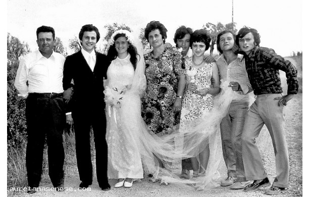 1971, Luned 19 Luglio - Gianfranco e Silvana, insieme ad alcuni parenti della sposa