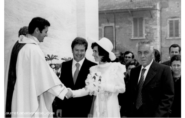 1973, Sabato 9 Giugno - Don Brunetto accoglie gli sposi