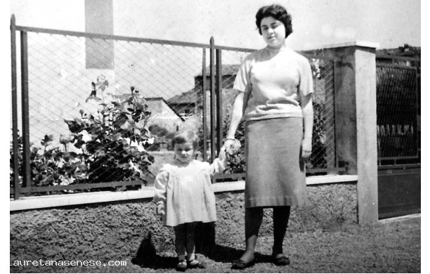 1959 - Gianna con la cuginina accanto ai Giardini