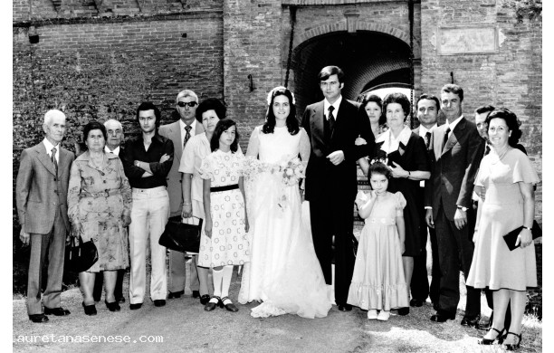 1975, Sabato 16 Agosto - Foto ricordo con i parenti alla Torre