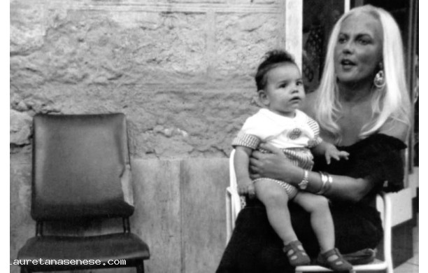 1990 - Prendendo il sole mattutino fuori dal negozio