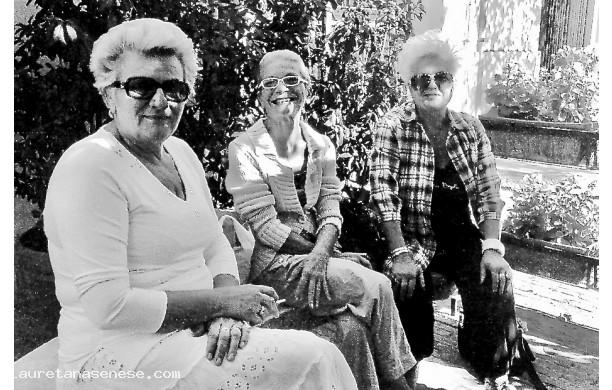 2005? - Tre amiche conversano all'ombra