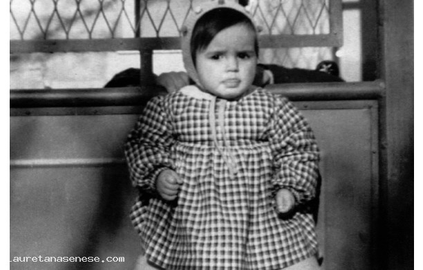 1958 - Bambina tutta infagottata per il freddo