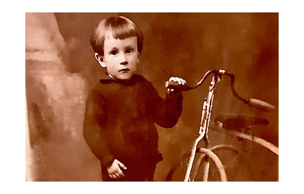 1927, Luned 9 Maggio - Un aspirante ciclista di 3 anni