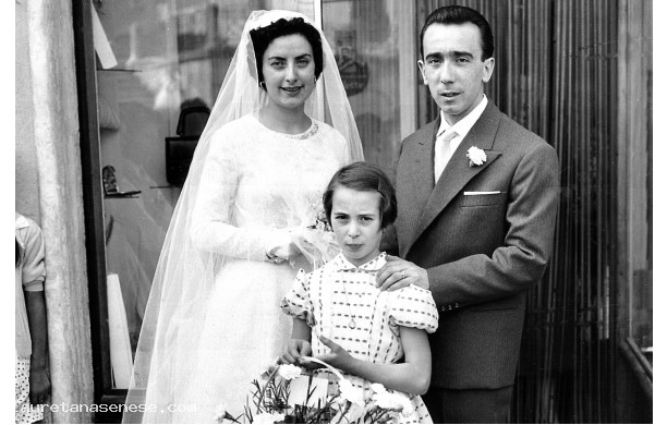 1958, domenica 31 agosto - Gli sposi davanti alla bottega dello zio