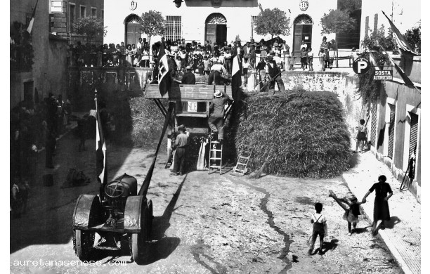 1940 - La tribbiatura del grano in Piazza Garibaldi