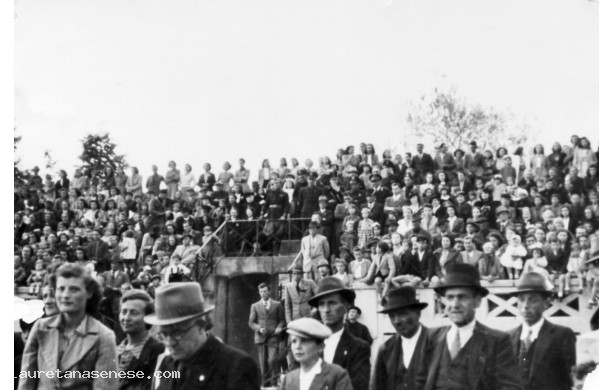 1937, Sabato 27 Novembre - Cittadini al comizio di Starace