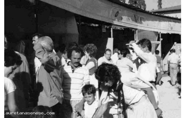 1976 - Mostra Mercato Ascianese: visitatori davanti agli stand