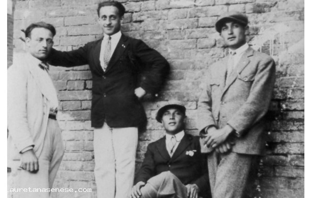 1930 - Giovanotti del luogo all'angolo della chiesa