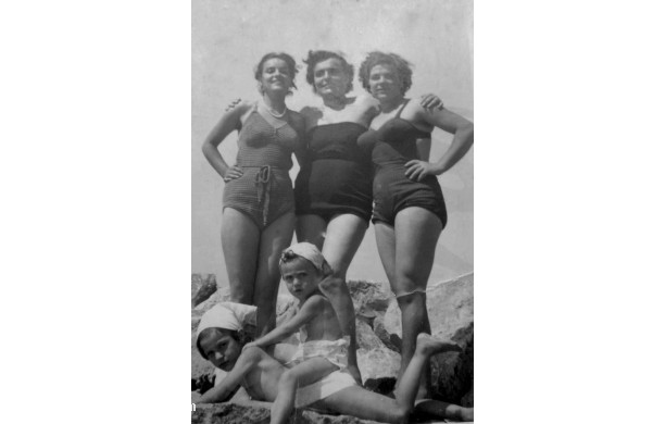 1955- Mamme e bambine al mare