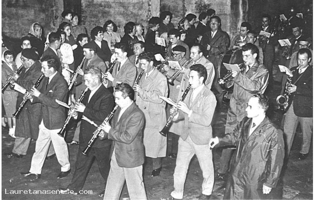 1956 - La Banda che sfila per il paese senza divisa