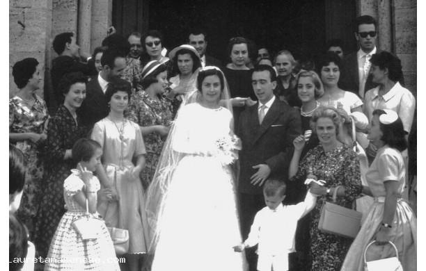 1958, domenica 31 agosto - Enrico con Ivonne all'uscita dalla Collegiata