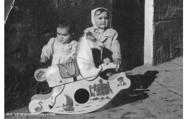 1959 - Due cittine e un cavallo (a dondolo)