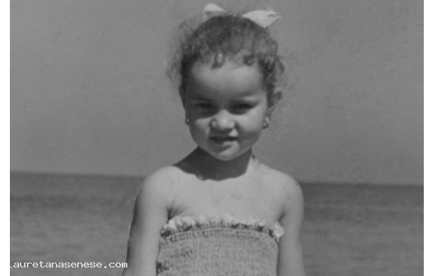 1960 - Una bella bambina sulla spiaggia
