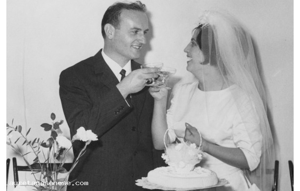 1963, gioved 5 Settembre - Mario e Elvia al taglio della torta