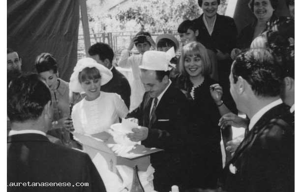 1966, Maggio - Lo sposo con uno strano cappello