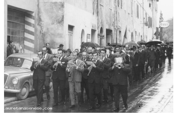 1964 - La Banda sfila in Prato mentre piove