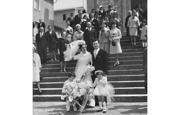 1965, Mercoled 28 Aprile - Marta e Elvio seguiti dai parenti