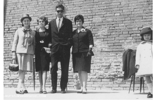 1965 - Foto di gruppo aspettando il pranzo di matrimonio