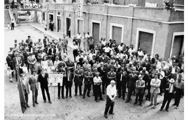 1966? - Manifestazione in piazza con comizio dalla terrazza comunale