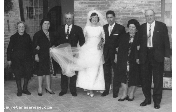 1966 - Gli sposi con i genitori