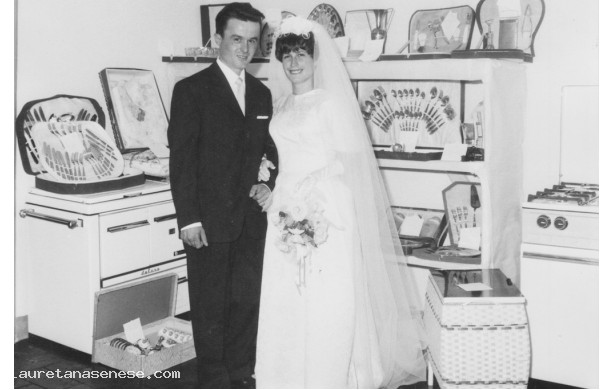 1966 - Gli sposi davanti ai numerosi regali di nozze