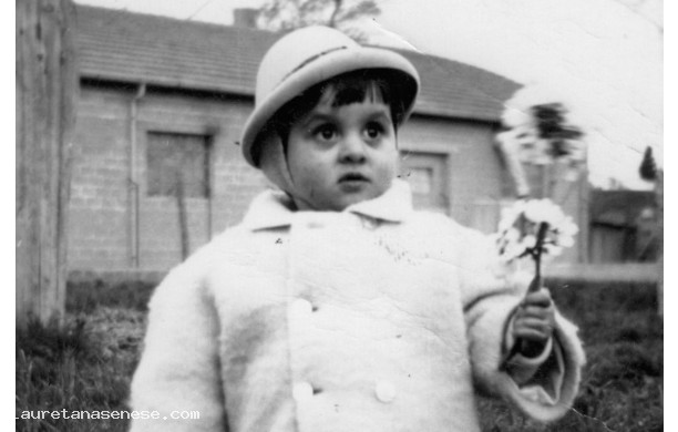 1966 - Bimba con fiorellino