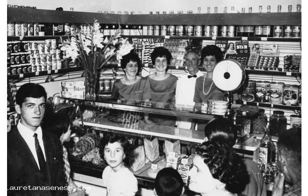 1969 - Inaugurazione negozietto con prodotti di qualit
