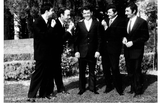 1970, Domenica 11 Gennaio - Lo sposo con gli amici alla Torre di Monte Oliveto