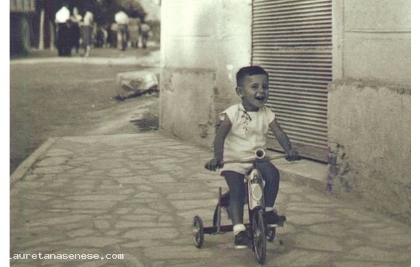 1970? - Marco in triciclo sul marciapiede