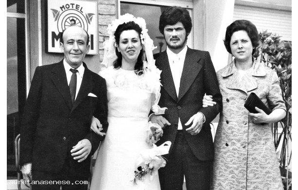 1971, Domenica 27 Giugno -Mario  e Marisa con i genitori della sposa