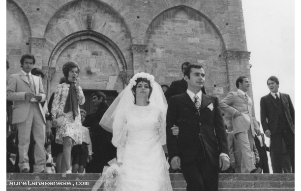 1970 - Gli sposi sulle scale della chiesa