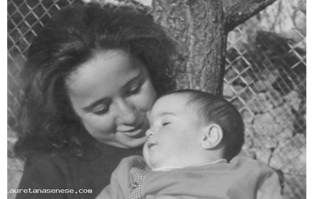 1970 - Zia e nipote nell'orto di casa
