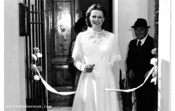 1979, Domenica 21 Ottobre - La sposa all'uscita di casa per recarsi in chiesa