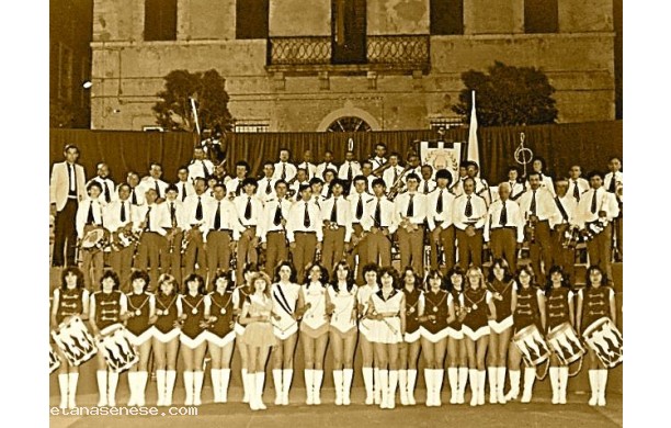 1982 - Foto ricordo in piazza Garibaldi