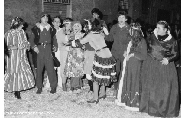1982 - Giovani maschere davanti a via Santa Maria