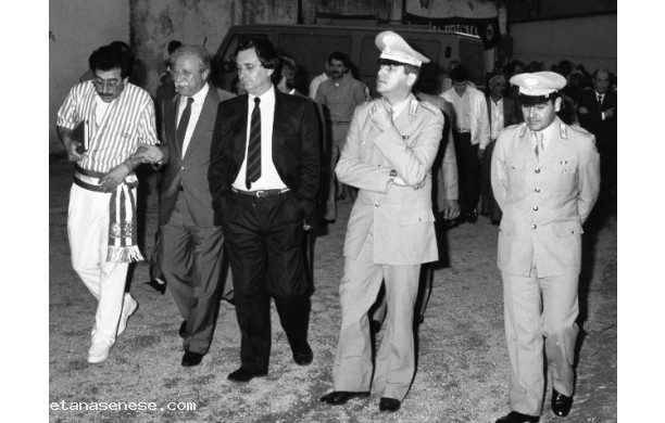 1986 - 19 Mostra Mercato Ascianese: Il Sindaco con il Vice Presidente MPS