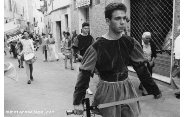 1992 - Roberto sfila per la Contrada della Pergola