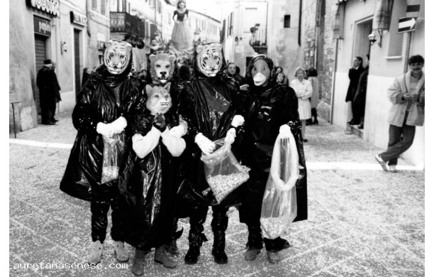 1995 - Animali feroci vestiti con i sacchi neri dell'immondizia