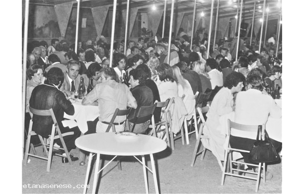 1979 -6- Garbo dOro, gente a colloquio in attesa delle portate