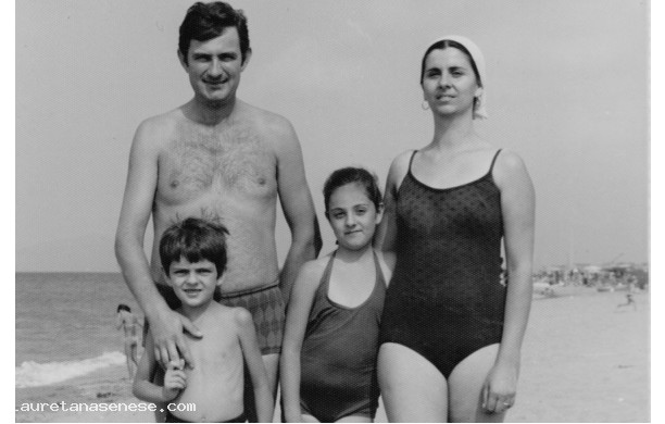1977 - la famiglia Cresti al mare
