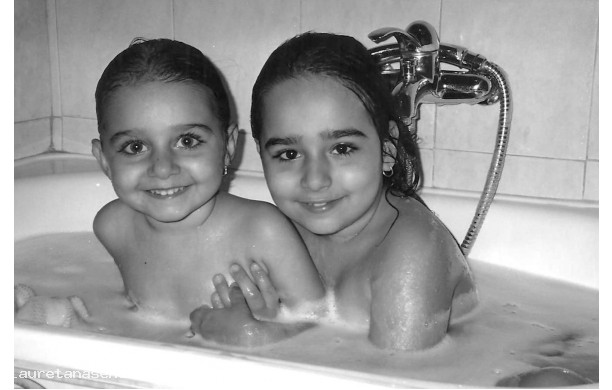 2005? - Due sorelle a bagno