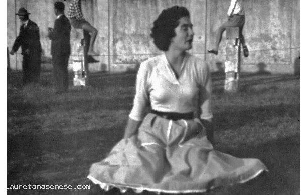 1954 - Gara a chi ha il vestito con la gonna pi bella