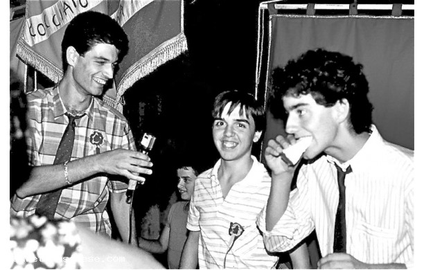1985 - Cena propiziatoria della Corona. Giovani contradaioli a capo tavola