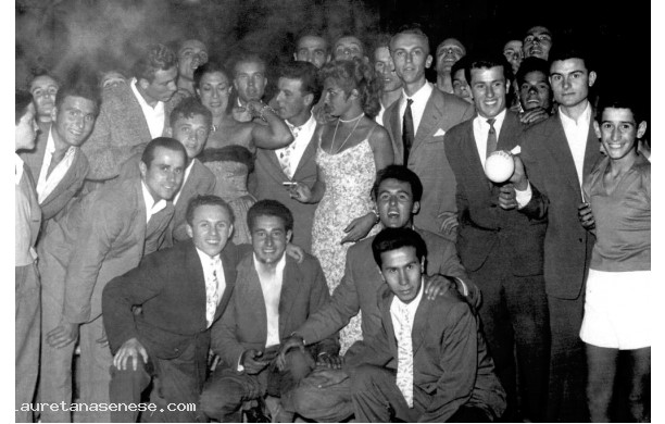 1953 - Bastano due belle ragazze per attirare tutti i giovani